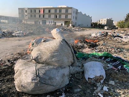 Residuos plásticos arrojados ilegalmente e incendiados cerca de instalaciones de reciclaje de plástico y un barrio residencial en Adana.