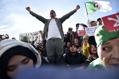 Un manifestante grita consignas durante una manifestación en Argel (Argelia), antes de la votación presidencial programada para mañana. 
