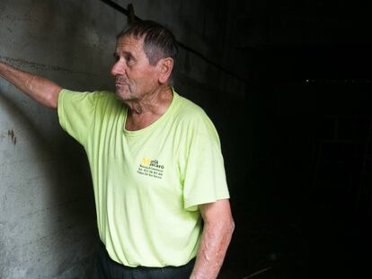 Un habitant de Sant Llorenç assenyala la marca de l'aigua en una casa.