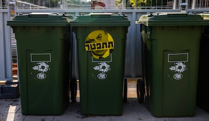 Pegatina que pide la dimisión de Netanyahu, en un contenedor en Tel Aviv, el viernes.