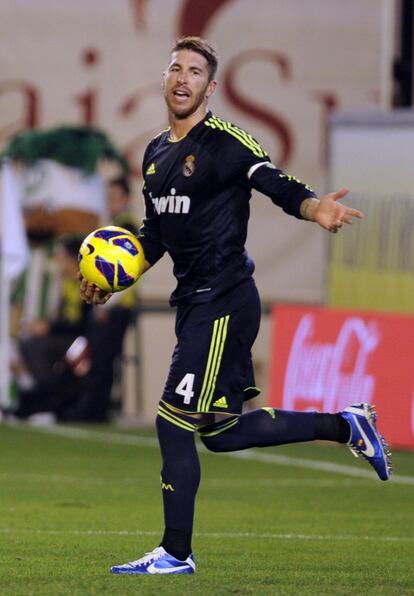 Sergio Ramos protesta un gol anulado por fuera de juego.