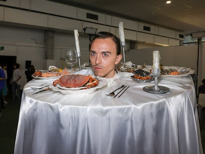 El trapero Tommy Cash disfrazado de mesa en el desfile de otoño e invierno de Doublet, dentro de la Semana de la Moda de París, el pasado 25 de junio.