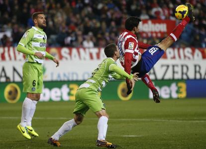 Jornada 14. El Atlético logra su mayor goleada de la temporada al vencer al Getafe en el Calderón por 7-0. En la imagen, el 5-0 de Diego Costa en un remate acrobático de chilena.