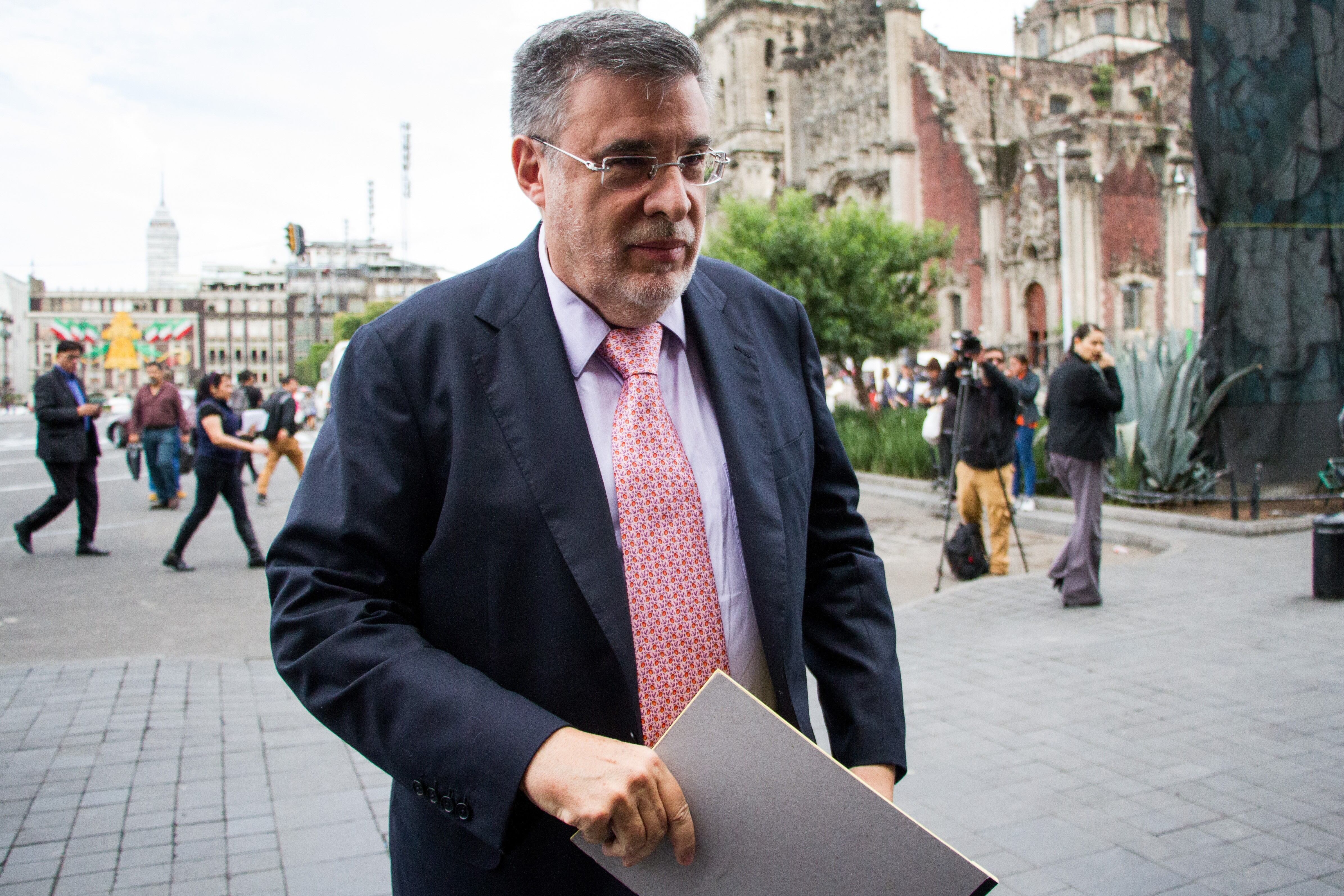 Julio Scherer Ibarra a su llegada al Palacio Nacional de México. 