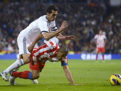 Cata Díaz y Arbeloa pelean por el balón.