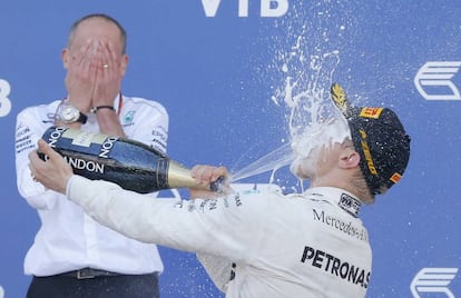 El ganador del Gran Premio de Rusia se vierte champan sobre la cara.
