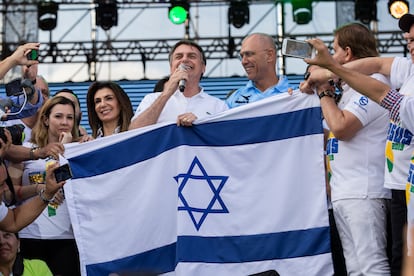 Bolsonaro junto el embajador de Israel, Yossi Shelley, en 2019.