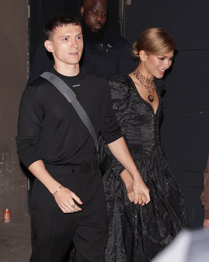 Tom Holland y Zendaya salen del teatro Duke of York después de la noche de prensa de 'Romeo y Julieta' el 23 de mayo de 2024 en Londres, Inglaterra.