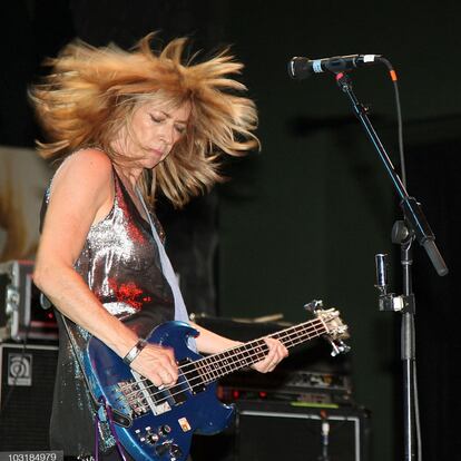 La bajista de Sonic Youth durante un concierto de la banda en 2010.