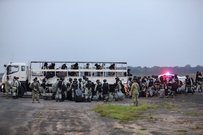 Las maniobras han comenzado durante la noche en cuarteles a lo largo del país. En la imagen, guardias nacionales se preparan para abordar un avión en el Aeropuerto Internacional de Mérida, Yucatán, este martes 4 de febrero.