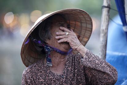 Una mujer ríe, en Vietnam.