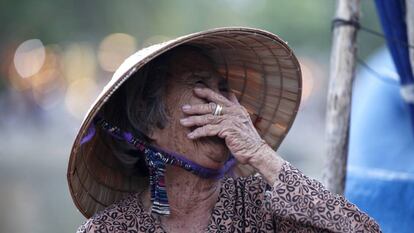 Una mujer ríe, en Vietnam.
