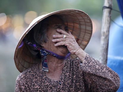 Una mujer ríe, en Vietnam.