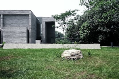 Museo de escultura ptrea de Luyeyuan, 2002, Chengdu, China. En este museo sin ventanas la luz se filtra por los huecos entre volmenes. La vegetacin, el agua y la piedra conviven en el patio de acceso con muros de ladrillo cincelados para ocultar las instalaciones.