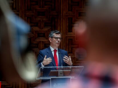 El ministro de la Presidencia, Félix Bolaños, interviene en un acto con el Defensor del Pueblo.