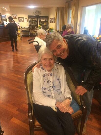 Hace pocos días, George Clooney sorprendió a una anciana de 87 años que vive en el geriátrico Sunrise Senior Living (Virginia, Estados Unidos). La señora no dejaba de decir a diario a sus cuidadores lo mucho que le gustaba el actor, y estos se pusieron manos a la obra. 