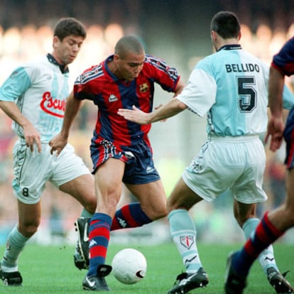 Ronaldo encara a Bellido durante un duelo frente al Compostela en el Camp Nou.