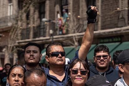 Un hombre alza la mano en señal de silencio y respeto para recordar a las víctimas de los sismos que han golpeado a México en 1985 y 2017. 