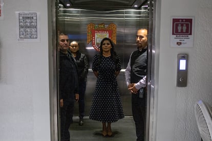 Montserrat Caballero, rodeada por parte de su equipo de seguridad, toma el elevador privado en el edificio del ayuntamiento de Tijuana (Baja California).
