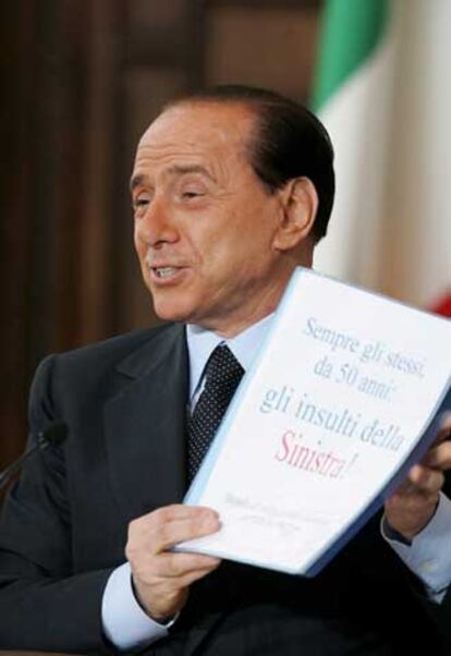Berlusconi muestra a la prensa un panfleto titulado <i>Los insultos de la izquierda.</i>