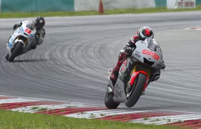 Jorge Lorenzo rueda con su Yamaha en Sepang.