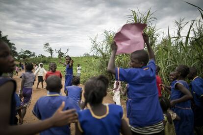 Estudiantes de Buedu portan pancartas en el día de Independencia de Sierra Leona.