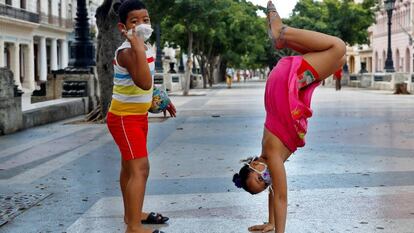 Dos niños juegan en el parque Paseo del Prado en La Habana (Cuba) en plena pandemia global de Covid19. 
