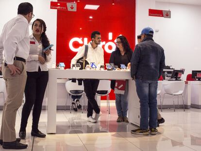 Trabajadores asisten a clientes en una sucursal de Claro en Bogotá, en una imagen de archivo.