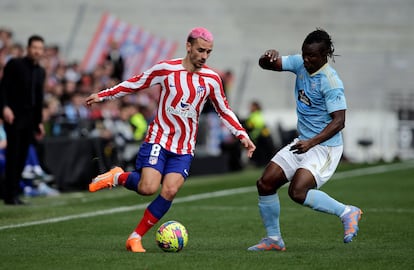 Antoine Griezmann y Aidoo durante el partido entre el Atlético de Madrid y el Celta de Vigo.