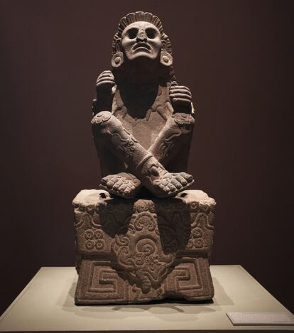 Xochipilli, Dios de la danza y el arte. Fue encontrado en Tlalmanalco, en el Estado de México. Se encuentra en la sala Mexica
