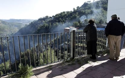 Vecinos de Llucena observa el fuego. 