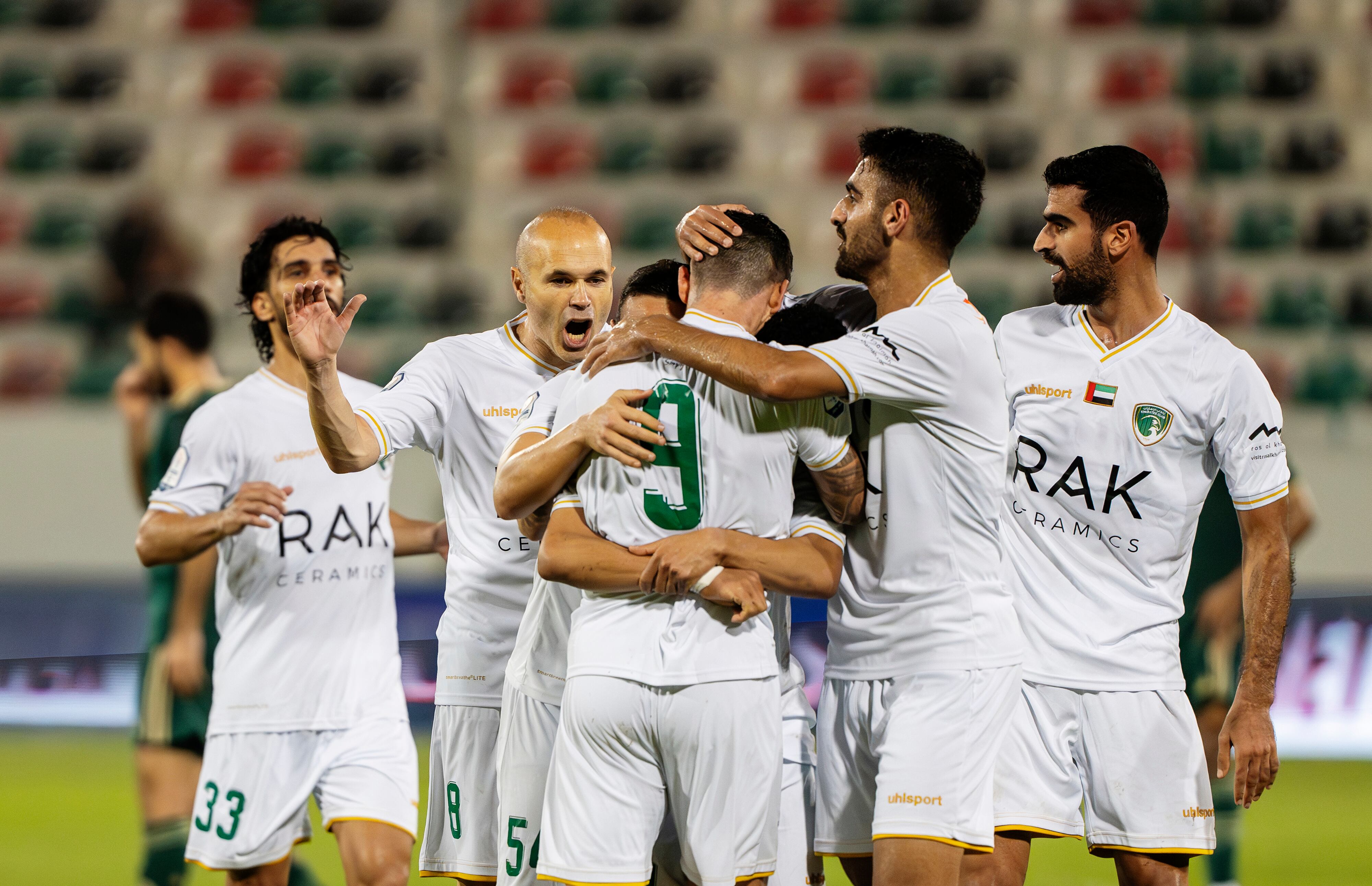 Iniesta celebra con sus compañeros del Emirates el gol de la victoria contra el Khor Fakkan. El Emirates es penúltimo en la ProLeague.