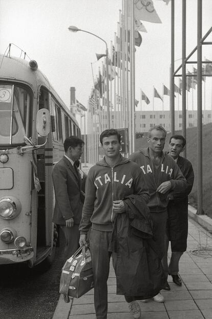 Aunque ahora no podríamos vivir sin él, durante muchas décadas estuvo reservado exclusivamente a las pistas de atletismo, las canchas de tenis o los campos de fútbol. Además, pese a que la práctica deportiva se popularizó a partir de los años veinte, el chándal (tal y como lo conocemos) no hizo acto de presencia general hasta los sesenta.
En los Juegos Olímpicos de Tokio de 1964 (en la imagen, atletas italianos), se convirtió en la indumentaria imprescindible para todos los deportistas entre entrenamiento y entrenamiento.