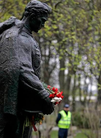 Un policía vigila el Soldado de Bronce en el cementerio militar de Tallin.