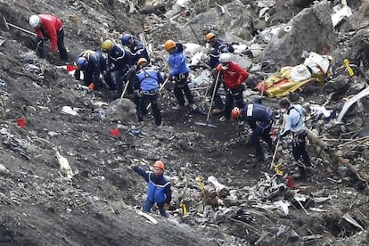 Los equipos de rescate recogen los restos del siniestro de Germanwings en los Alpes, el 26 de marzo.