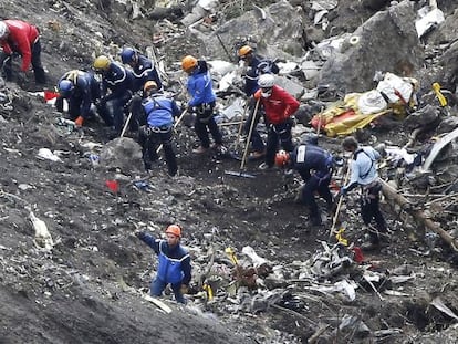 Los equipos de rescate recogen los restos del siniestro de Germanwings en los Alpes, el 26 de marzo. 