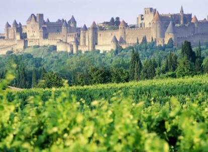 Al fondo, contorno fortificado de la ciudad francesa de Carcassonne