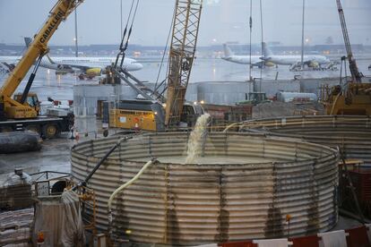 Obras en las pistas del aeropuerto de Barcelona para construir el túnel ferroviario.