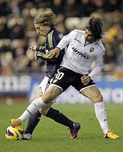 Ever banega, pelea el balón con el croata Luka Modric.