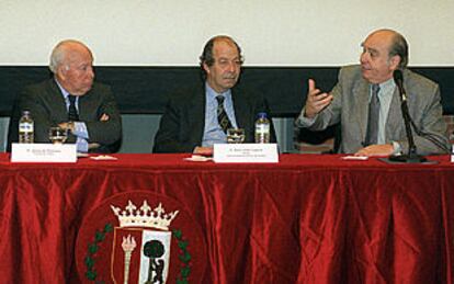 Julio María Sanguinetti (a la derecha) junto a Raúl Villar (centro) y Jesús de Polanco.