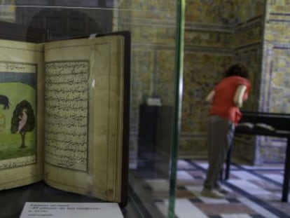 El c&oacute;dice persa &#039;El placer de las mujeres&#039;, en la sala Cantarera del Real Alc&aacute;zar de Sevilla.