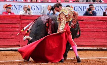 Antonio Ferrera torea al natural en la plaza México.