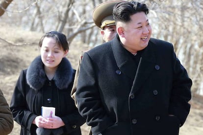 Una foto del l&iacute;der norcoreano Kim Jong Un, junto a su hermana Kim Yo Jong,  en una foto de 2015