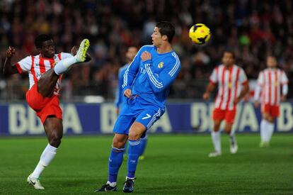 Ramon Azeez despeja el balón ante Cristiano Ronaldo 