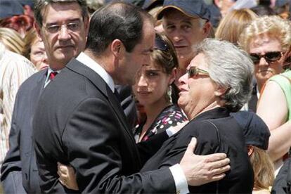 El ministro José Bono saluda a las familias de los militares fallecidos en el accidente del Yak-42.