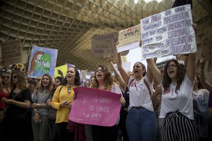 Estudiantes de Sevilla protestan contra la sentencia de La Manada.
