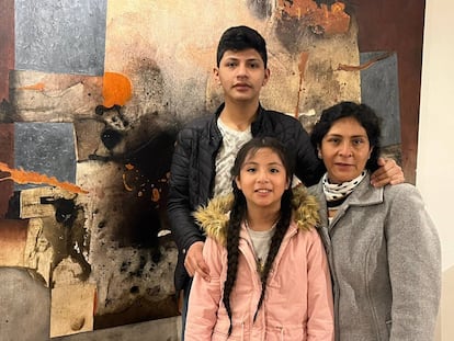 Lilia Paredes , Arnold y Alondra Castillo en el Aeropuerto de Ciudad de México.