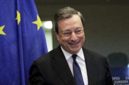 El presidente del Banco Central Europeo (BCE), Mario Draghi, se dispone a comparecer ante la comisión de Asuntos Económicos y Monetarios del Parlamento Europeo en Bruselas, Bélgica, hoy.