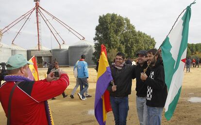 La ocupación finaliza pero, antes de abandonar, una foto para el recuerdo.