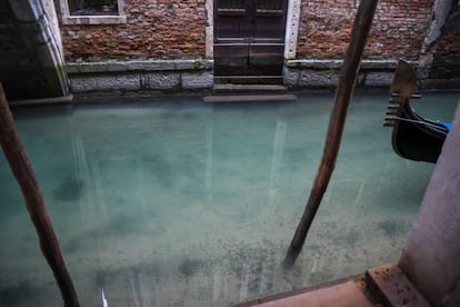 Uno de los canales de Venecia, con aguas cristalinas, el 17 de marzo.